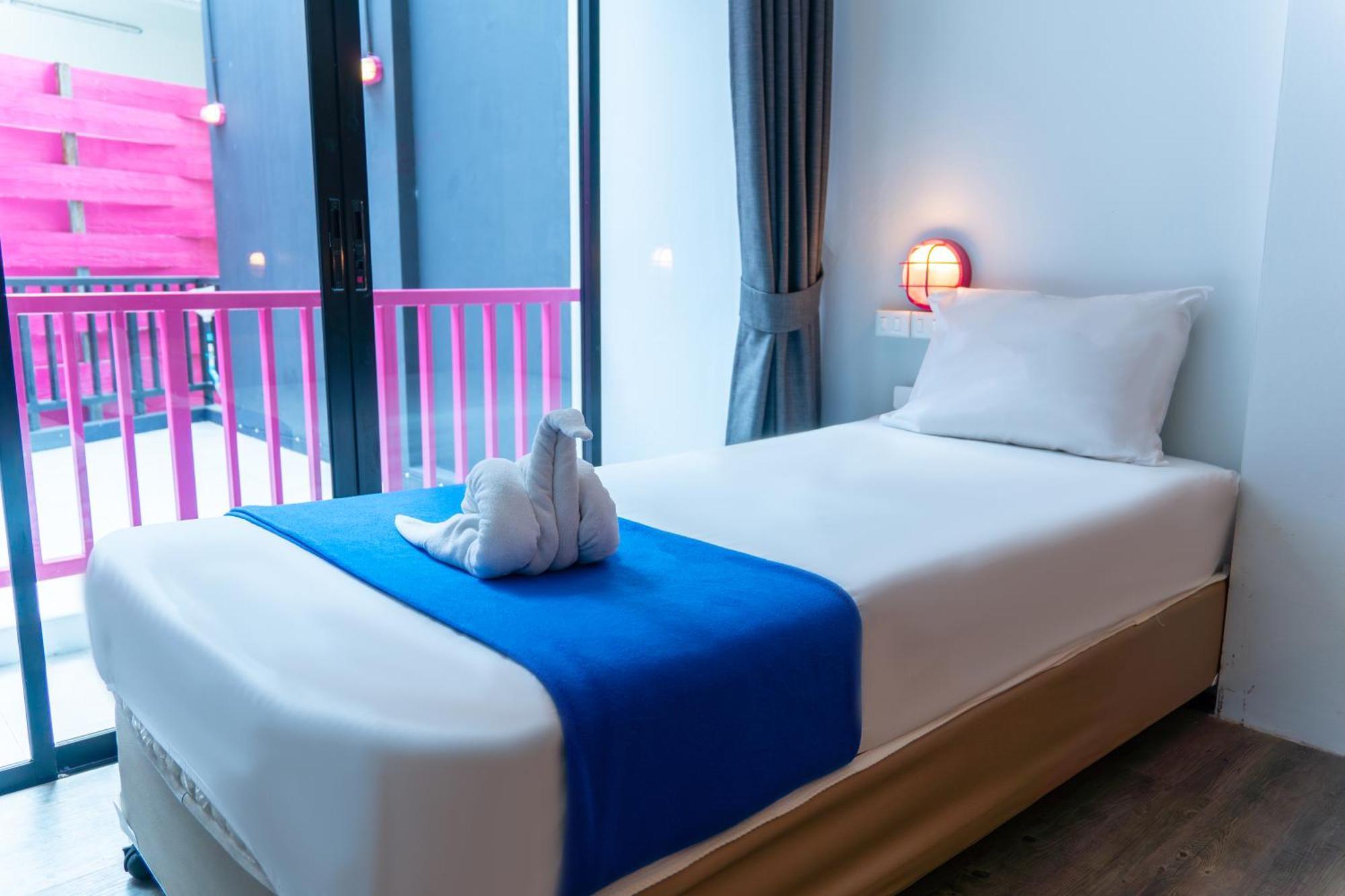 Hostel Slumber Surf Phuket Kata Exterior foto